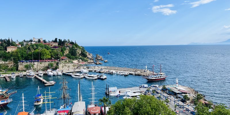 Antalya'da Araç Kiralama: Havalimanı, Rotalar ve İpuçları